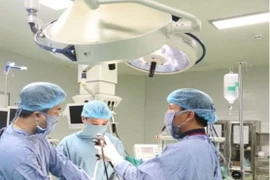 Đặt lưới nhân tạo tránh tổn thương tạng khi mổ thoát vị bẹn