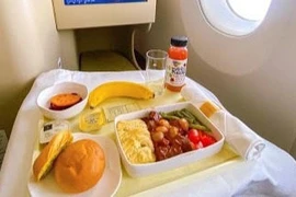 Covid-19 nóng bỏng, suất ăn trên không nhọc nhằn tìm lối thoát dưới mặt đất