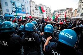 Cảnh sát ngăn chặn người biểu tình tại Ý
