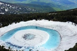 Kỳ lạ hồ nước biến thành "Mắt rồng" chỉ trong một đêm ở Nhật Bản