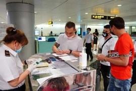 Người từ EU và Campuchia về phải khai báo y tế