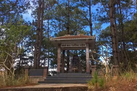 Tấm bia đá giữa cổng trời