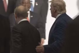 Video Tổng thống Mỹ chào mừng Tổng thống Nga, nhưng ông Putin lại chào mừng Thủ tướng Việt Nam 