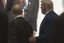 Video Tổng thống Mỹ chào mừng Tổng thống Nga, nhưng ông Putin lại chào mừng Thủ tướng Việt Nam 