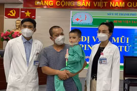 Mũi bé trai 3 tuổi hoại tử vì pin điện tử kẹt bên trong