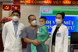 Mũi bé trai 3 tuổi hoại tử vì pin điện tử kẹt bên trong