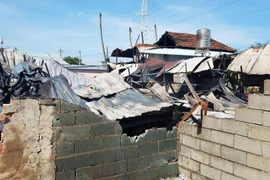 Nhà xưởng đổ sập sau vụ hỏa hoạn.