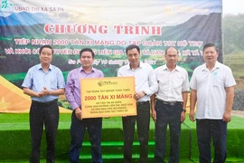 Ông Nguyễn Anh Tuấn, Phó Tổng Giám đốc Tập đoàn T&T Group trao tặng 2.000 tấn xi măng cho ông Vương Trinh Quốc, Chủ tịch UBND thị xã Sa Pa.