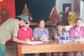 Thực hư việc dân phải nộp lại tiền hỗ trợ của ca sĩ Thủy Tiên cho cán bộ