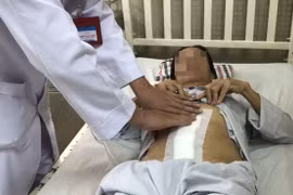 Ôm khối u buồng trứng hơn 7kg suốt 1 năm trong bụng