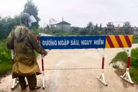 Thừa Thiên Huế: Nước lũ lên nhanh, nhiều tuyến đường bị ngập sâu