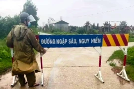 Thừa Thiên Huế: Nước lũ lên nhanh, nhiều tuyến đường bị ngập sâu