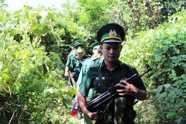 Bộ đội ôm súng AK truy tìm kẻ sát nhân dưới trời nắng 40 độ