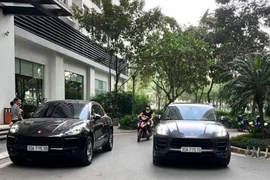 Chủ xe Porsche yêu cầu khóa bánh chiếc xe "sinh đôi" trùng biển số
