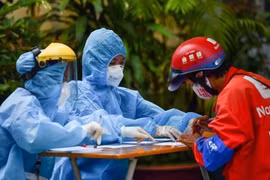 Lãnh đạo HCDC giải thích vì sao xét nghiệm "dày" với shipper