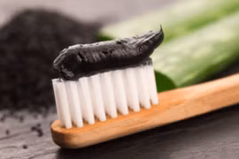 Sâu răng vì kem đánh răng than