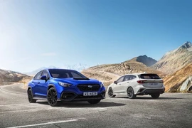 Subaru WRX màu xanh dương ngọc trai và Subaru WRX Wagon màu trắng ngọc trai ﻿(hình ảnh chỉ mang tính minh họa, thông số kĩ thuật có thể khác nhau tùy vào từng thị trường).