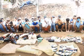 Các đối tượng đá gà ăn tiền cùng tang vật bị bắt quả tang.