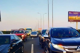 Ùn tắc trên cao tốc TPHCM - Long Thành - Dầu Giây, ngàn ô tô "đứng im"