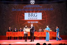 Đại diện Tập đoàn BRG nhận Bằng khen Xuất sắc toàn diện của TP Hà Nội.