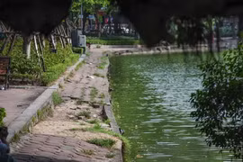 Hà Nội dùng bê tông đúc sẵn để kè bờ hồ Hoàn Kiếm