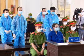 Bà trùm Mười Tường cùng các đồng phạm tại phiên tòa xét xử.