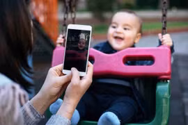 Khoe con trên mạng là hành vi bạo lực tinh thần trẻ