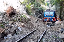 Đóng cửa sân bay, đường sắt thông tuyến qua miền Trung