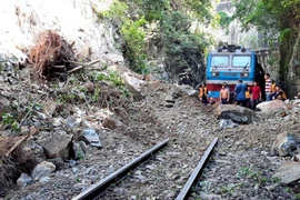 Đóng cửa sân bay, đường sắt thông tuyến qua miền Trung