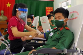 Gần 1.000 chiến sĩ tham gia hiến máu cùng Bệnh viện Quân y 175 