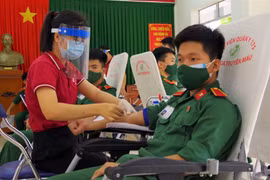 Gần 1.000 chiến sĩ tham gia hiến máu cùng Bệnh viện Quân y 175 