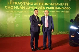 Tập đoàn Thành Công và Hyundai trao tặng xe Santa Fe cho ông Park Hang Seo