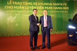Tập đoàn Thành Công và Hyundai trao tặng xe Santa Fe cho ông Park Hang Seo