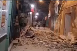 Tường nhà đổ sập đè trúng người đi đường ở Hà Nội