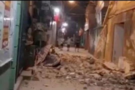 Tường nhà đổ sập đè trúng người đi đường ở Hà Nội