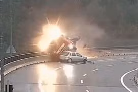 Ôtô mất lái húc văng xe bồn xuống vực sâu