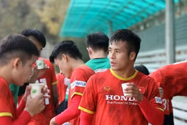 U23 Việt Nam uống trà gừng chống lạnh ở Kyrgyzstan