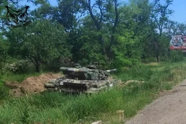 Xe tăng quân đội Ukraine bị bỏ lại trên đường tới thành phố Slavyansk. Ảnh South Front