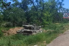 Xe tăng quân đội Ukraine bị bỏ lại trên đường tới thành phố Slavyansk. Ảnh South Front