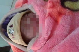 Hà Nội: Phát hiện bé trai còn nguyên dây rốn bị bỏ rơi trước cửa nhà dân