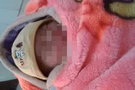 Hà Nội: Phát hiện bé trai còn nguyên dây rốn bị bỏ rơi trước cửa nhà dân