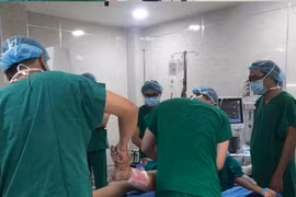 Bệnh nhi do cây đè vừa điều trị đau vừa được vỗ về tinh thần 