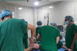 Bệnh nhi do cây đè vừa điều trị đau vừa được vỗ về tinh thần 