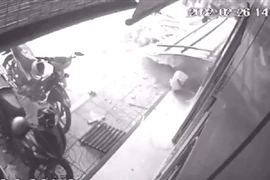 Hiện trường vụ sập trần bê tông khiến 2 người thương vong (ảnh cắt từ clip).