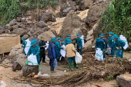 Tiếp tế lương thực cho 3.000 người dân bị cô lập