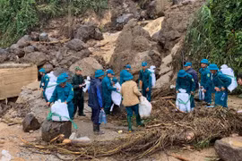 Tiếp tế lương thực cho 3.000 người dân bị cô lập