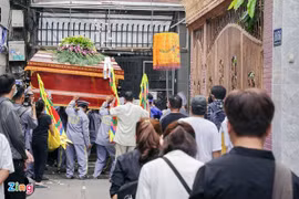 Dòng người đưa linh cữu học sinh tử nạn ngang qua trường học