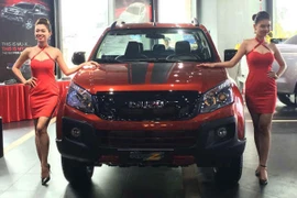 Nhiều hãng lại giảm giá, xe nhập dưới 9 chỗ “lao dốc”