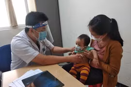 Nôn liên tục, bé 8 tháng tuổi tắc tá tràng do dây chằng hiếm gặp