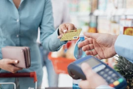 Thanh toán không dùng tiền mặt: Ngân hàng than khó khi chuyển thẻ từ sang thẻ chip